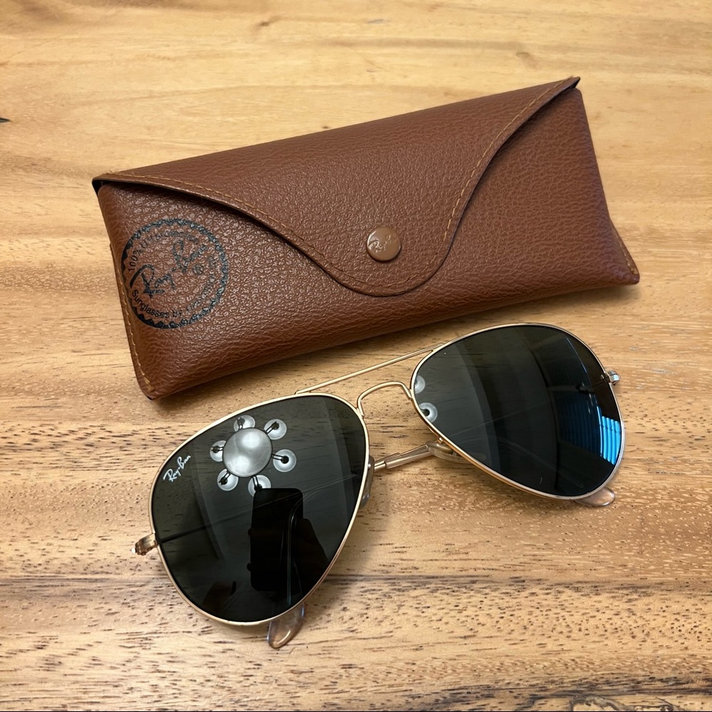 Aviator Ray-Ban Classic with gold frame.